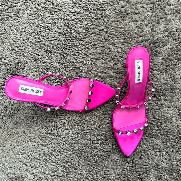 Steve Madden Dorinda Fuchsia Heeled Sandal with Silver Studs - Picture 4 of 6